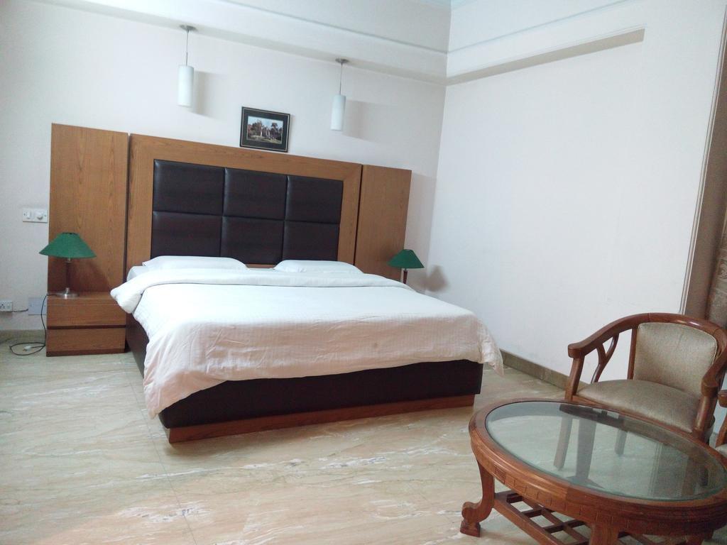 Hotel Queens Residency Gurgaon Zimmer foto